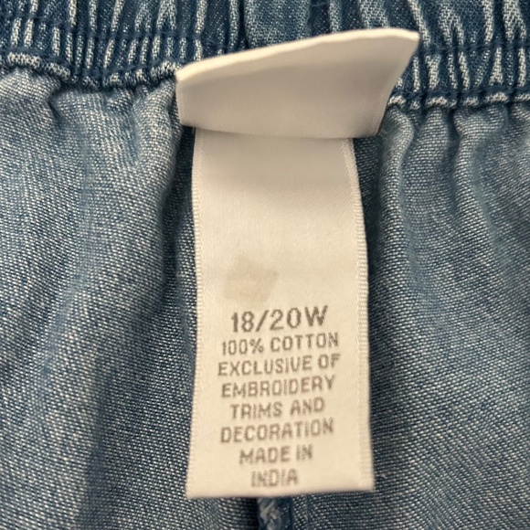 Floral Decorative Plus-Size Capris - Picture 3 of 3